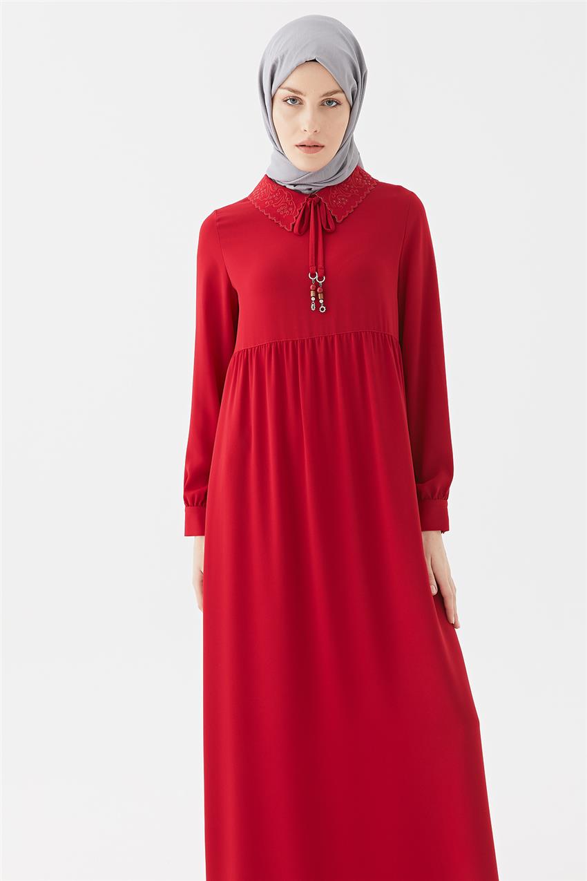 Yakası Nakışlı Kırmızı Elbise