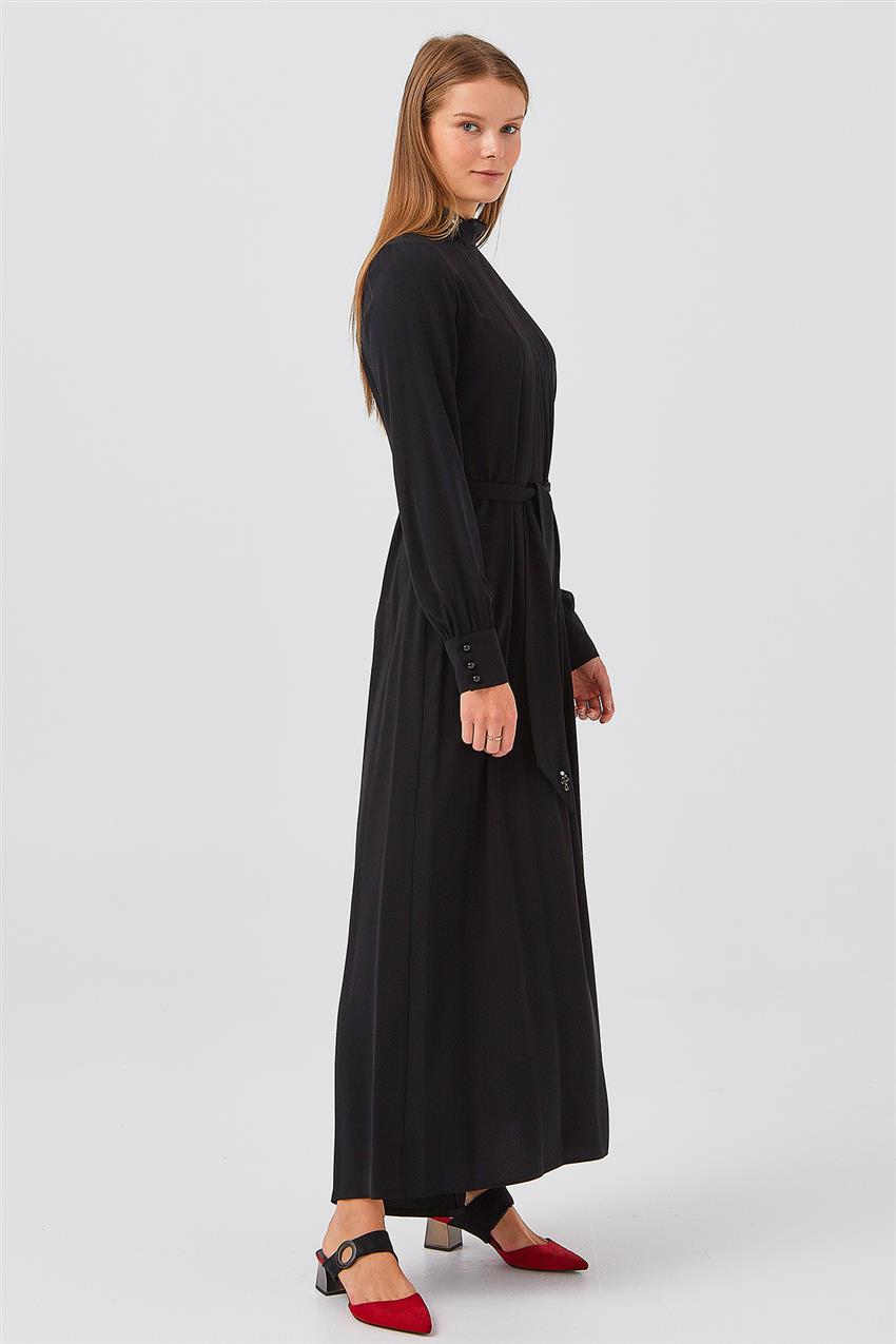 Yaka Aksesuarlı Pileli Siyah Elbise V20YELB17034